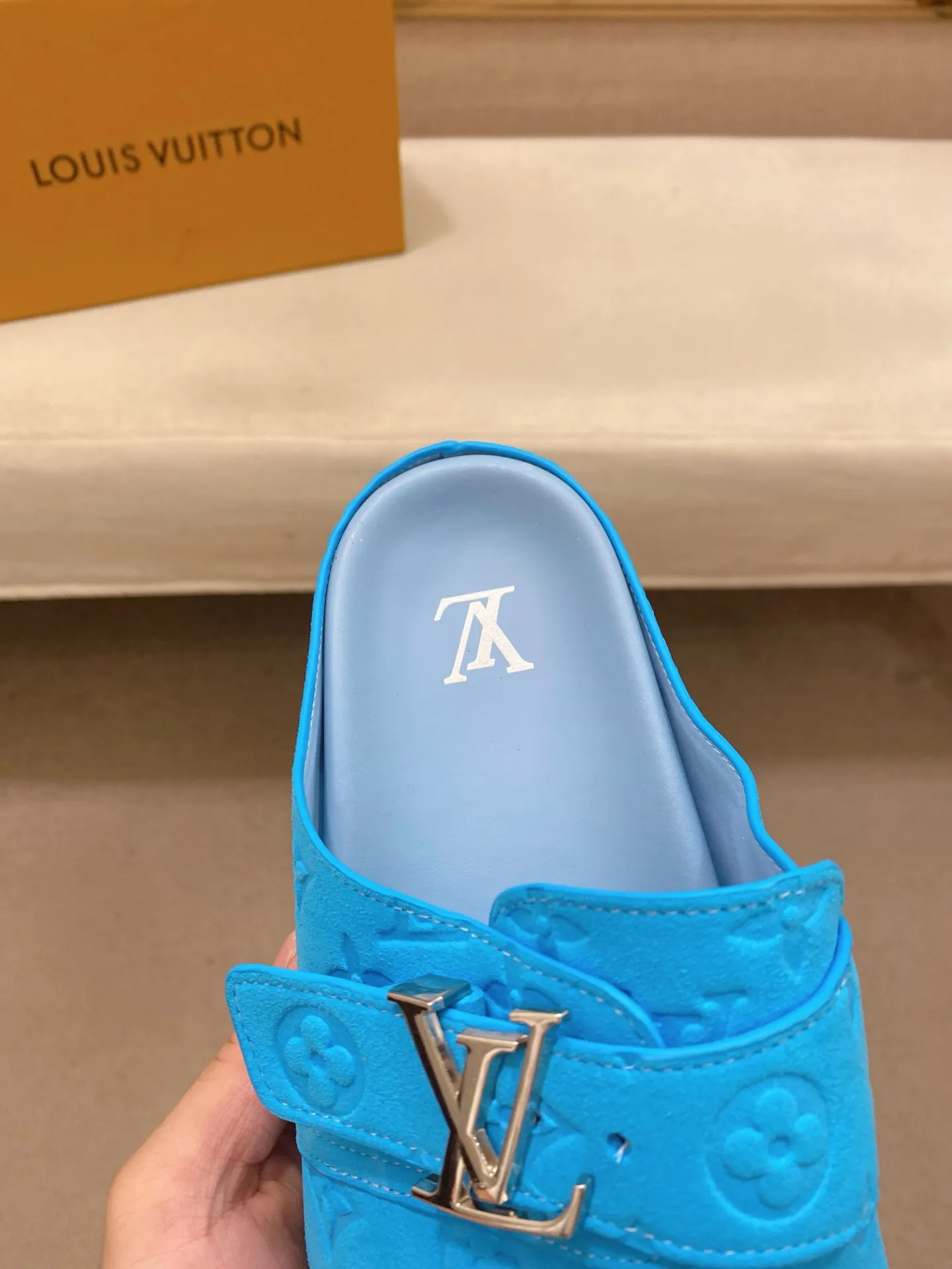 Men's shoes 💰: 360💰LV made 🔍Top purchasing agents, men's spring and summer slippers are available at the same counter. The uppers are made of Italian imported denim with logo graphics and high-quality craftsmanship. The soles are original soles specially provided by the original factory. The exclusive movable molded soles are super comfortable. Original factory follow-up products. 🔍🔍High quality. You can enter and exit the counter at will. Welcome to compare. The code number is 38-44.